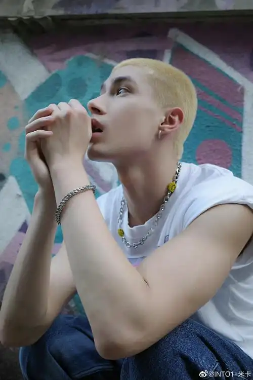 米卡无袖造型#米卡夏日ootd,无袖t恤搭配牛仔裤,清爽帅气!