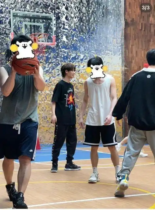 网友偶遇黄明昊打篮球穿运动装少年感十足身高却引发热议