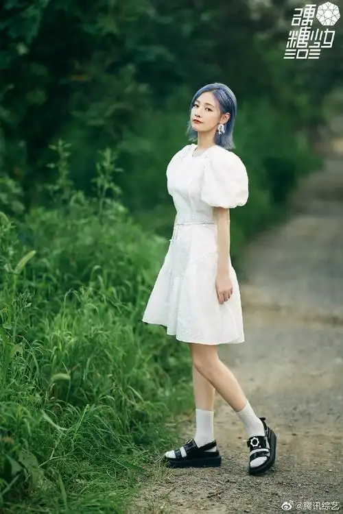 森林公主硬糖少女303赵粤最新定妆照蓝色编发展现温柔气质