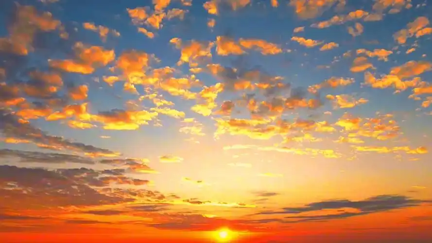 天空下,山野间,海面上,亲吻落日