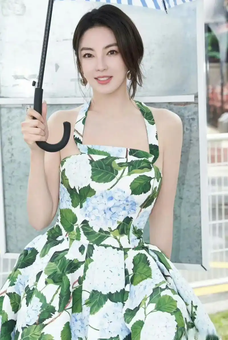 张雨绮身材比例今年最喜欢的一套张雨绮造型,戛纳绣球挂脖裙