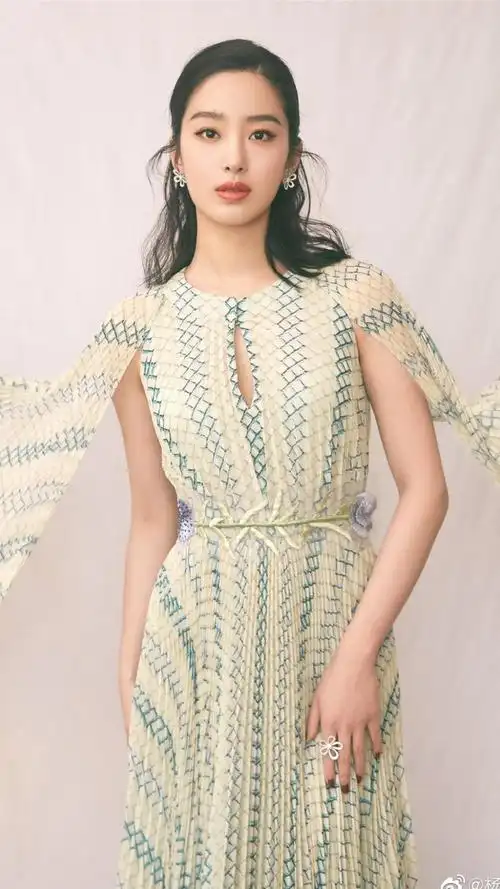 性感杨采钰长裙无遮挡极品写真