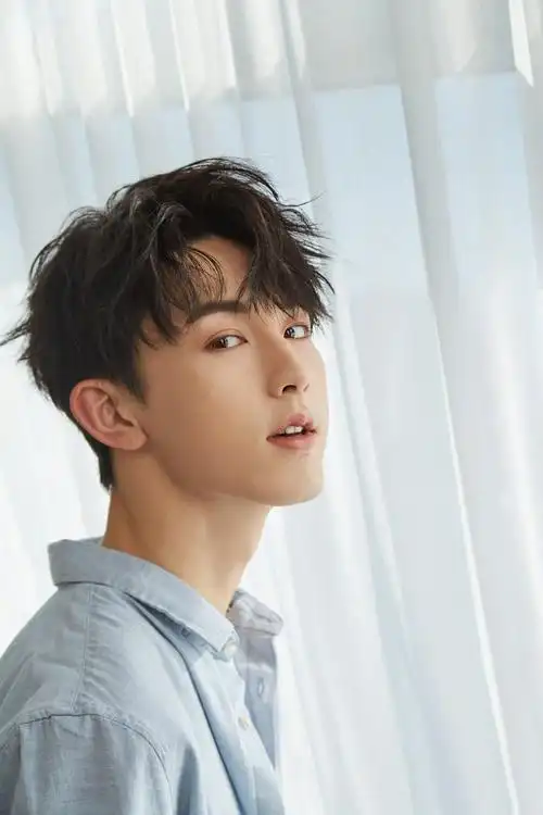 小鲜肉郭俊辰高清原图查看