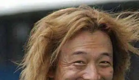 画面中,黄渤卸妆后的素颜照,显得又土又挫,看起来像一名流浪汉.