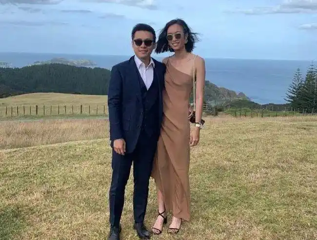 媒体发现原来霍启人结识了泰国新欢,过去他的择偶取向是偏爱模特辣妹