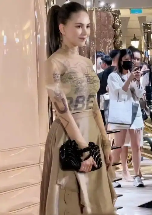 昆凌恢复真快穿透视上衣半身裙参加活动生完三娃肚子毫无赘肉