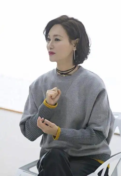 过了50岁还未婚未育的5位女星个个颜值高身材好独立又美丽