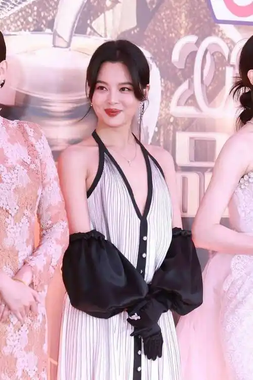 上海这一天,杨颖风情万种,张萌身材惹火,却被包裹严实的斓曦打败了