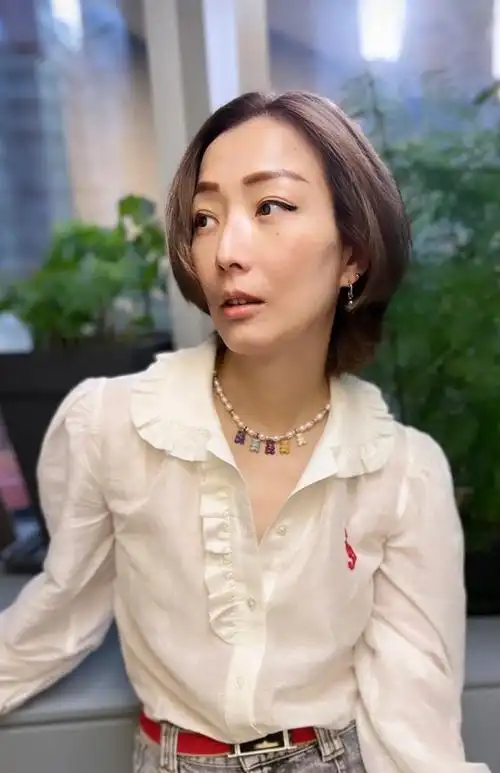 近日,著名女星郑秀文在社交平台晒出一张照片并配正能量长文,跟网友们