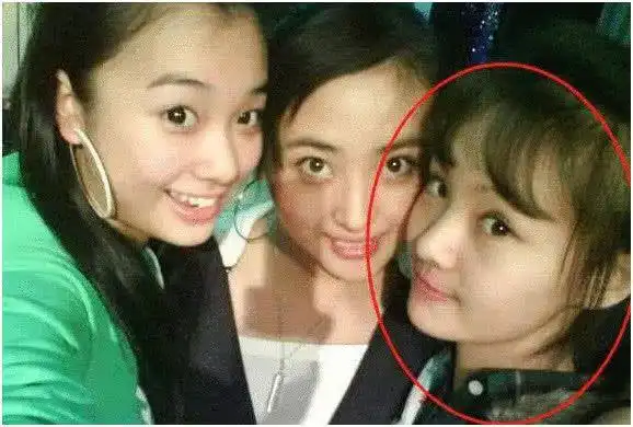 阚清子多次夸郑爽是班上最美郑爽大学时期照片非常招人喜欢