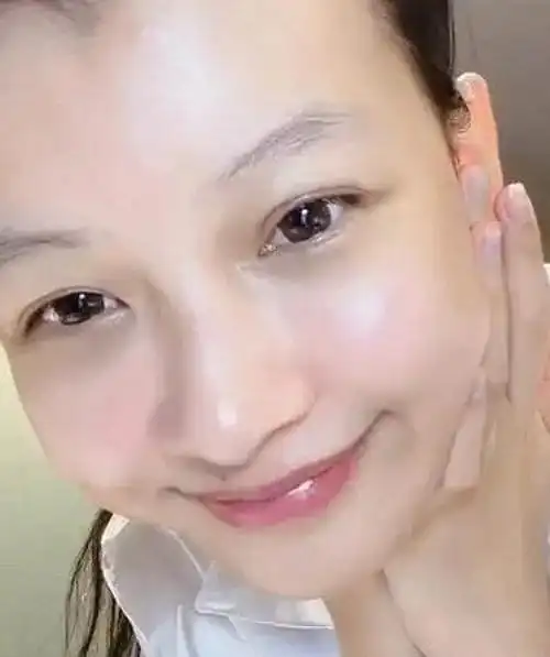 27岁孙怡素颜出镜显憔悴,照顾孩子还要忙工作,早当妈真辛苦