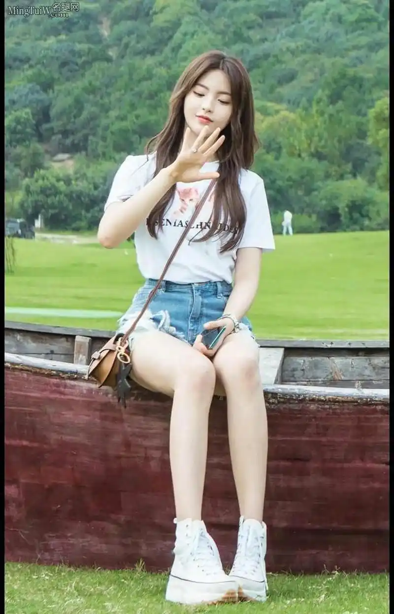 杨超越穿牛仔短裤套装,展示修长美腿,锦鲤少女气质优雅