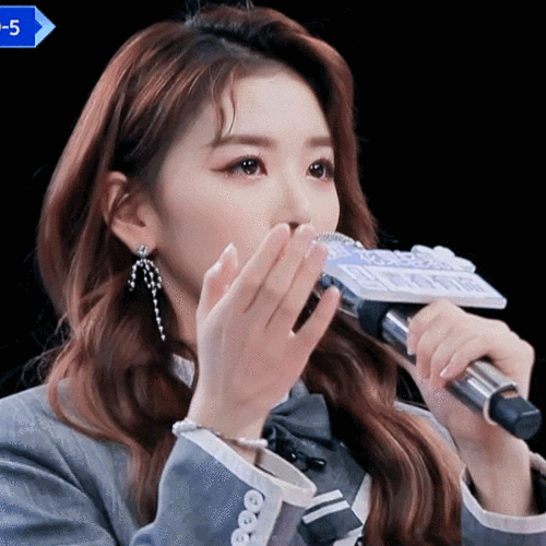 除了乃万,孔雪儿和段小薇也都纷纷掀开了刘海,别的不说,真的有被美到!