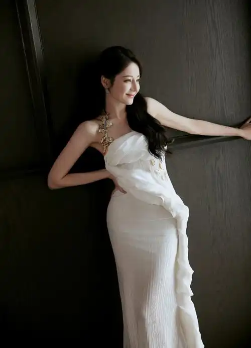散落万千星辰,小迪@dear-迪丽热巴身着白色礼服,坠入璀璨宇宙,坚定而