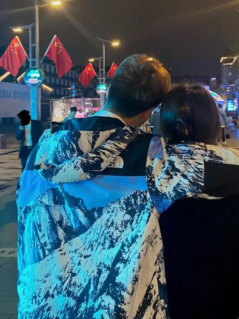 情侣合照|逛街背影随手拍91 99太喜欢这组照片了在这夸爆摄影师!