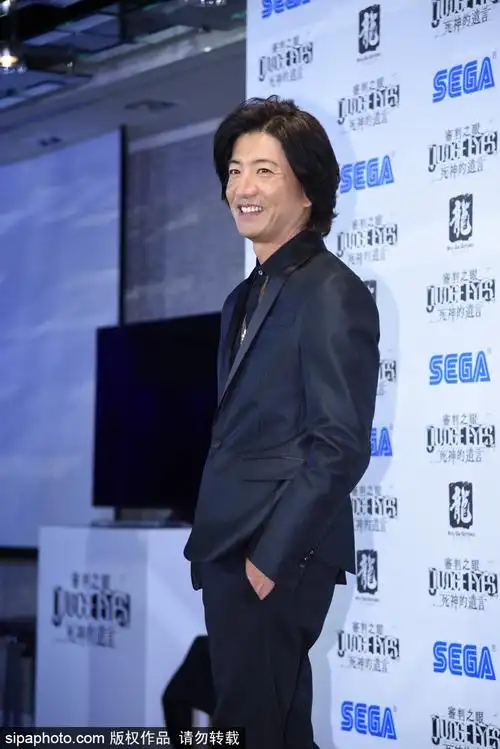 木村拓哉身着西装,"大喊"请大家操纵我!