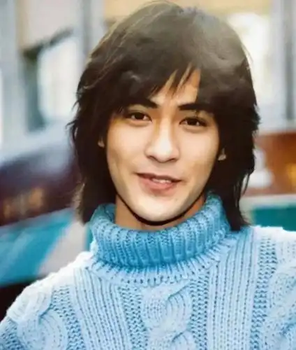 看到摘掉帽子的周渝民,我突然明白什么叫"岁月是把剃头刀"