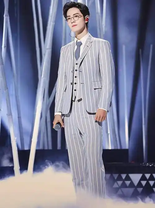 28岁肖战再登电视节目,蓝白条纹西装清爽帅气,戴上眼镜却更惊艳