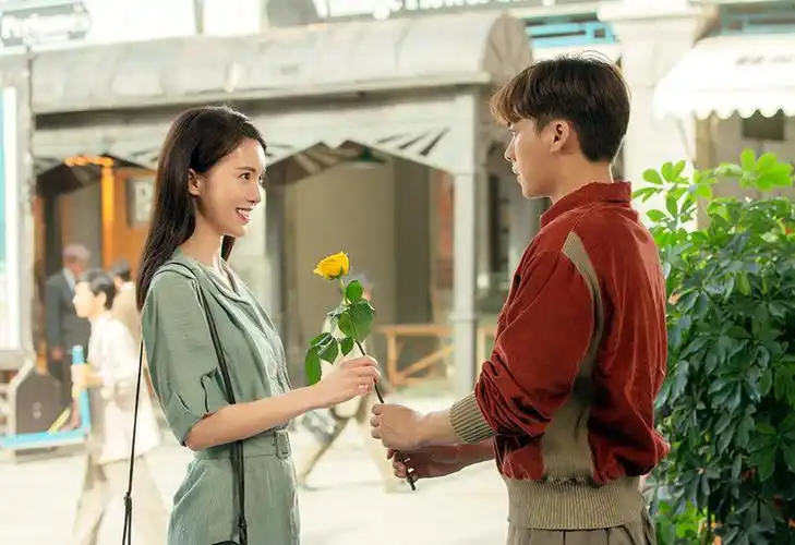 李易峰金晨被拍深夜聚餐凌晨四点散场告别身形踉跄似醉酒状态