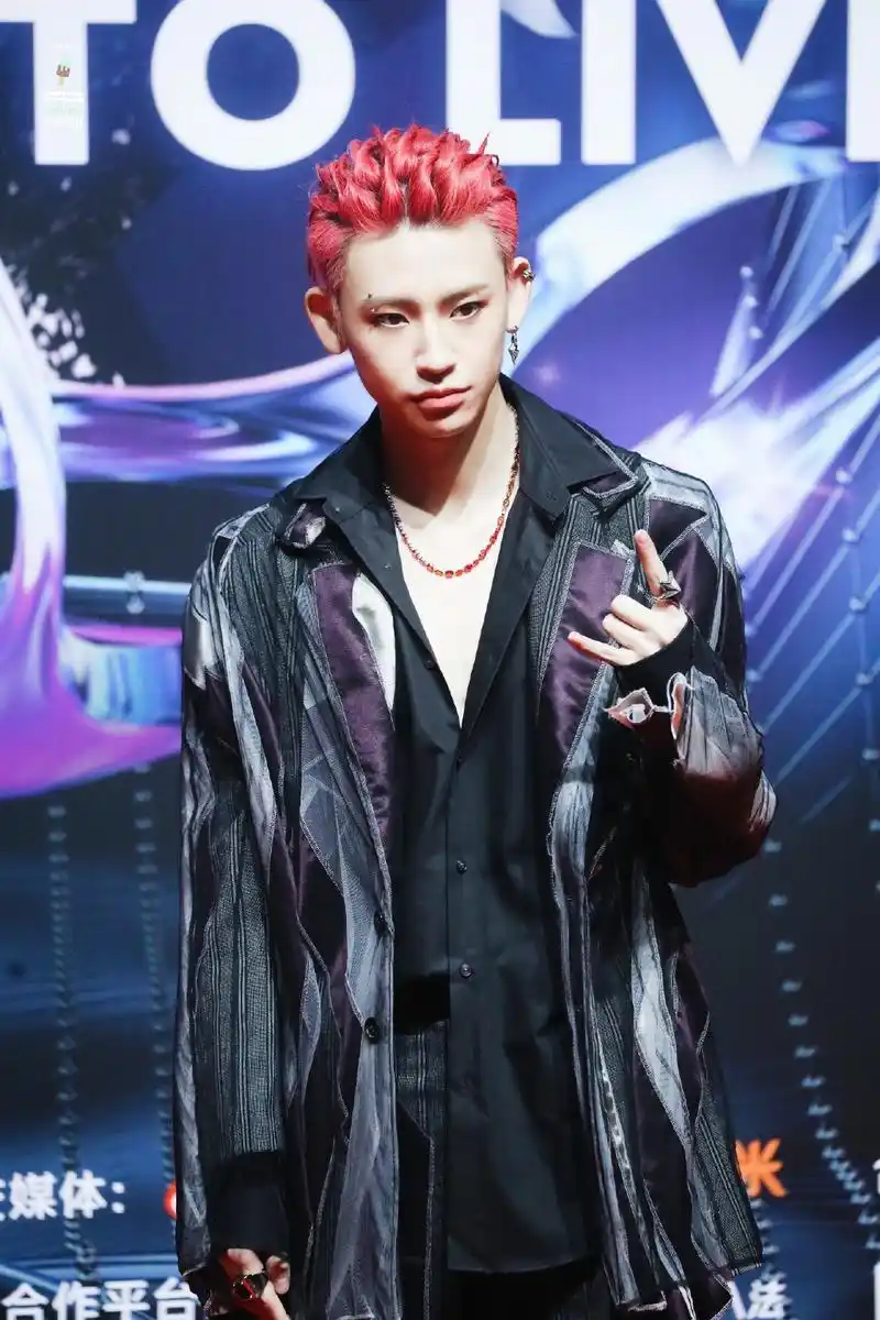 小鬼新闻210123红发脏辫鬼少现身腾讯音乐娱乐盛典红毯狂野本野吐槽鬼