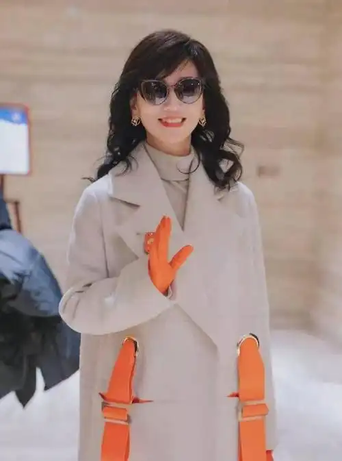 66岁的赵雅芝真时髦穿米色大衣配洗碗手套跟儿子像同龄人