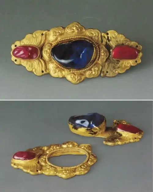 嵌宝石花蝶金纽扣:明·成化.长7.