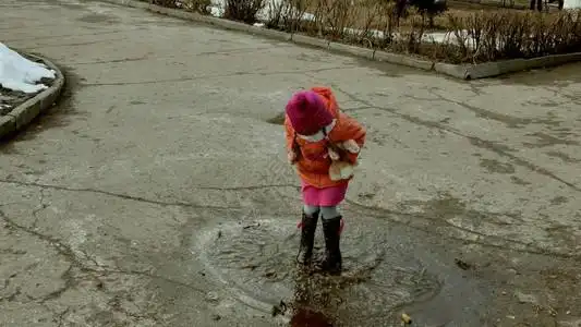 跳水坑的小孩背景图片