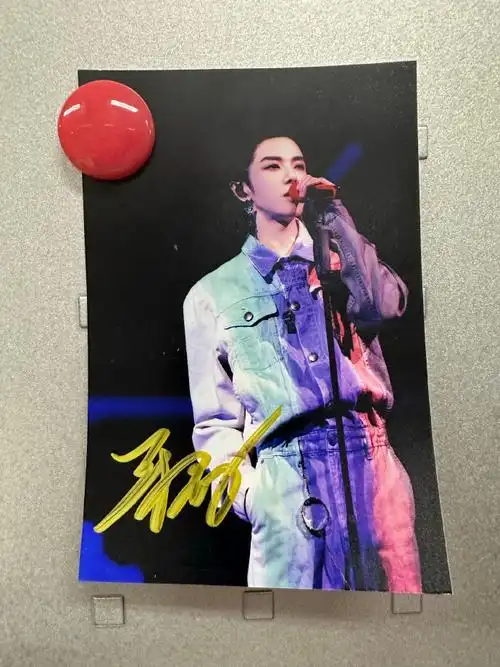 关注77转发抽一位朋友送@华晨宇yu亲笔签名照一张77火星演唱会