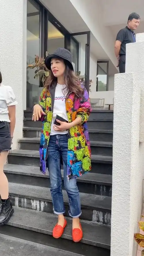 张庭 出门看到员工穿着拖鞋上班,没有责怪,还笑着好好打扮,你喜欢这样