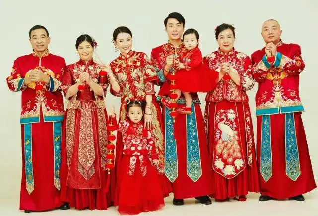 国足留洋球星晒一家8口妻子貌美2个孩子可爱父母身体好