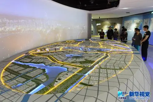 市民参观天津滨海新区保障性住房研发展示中心的区域规划展示沙盘