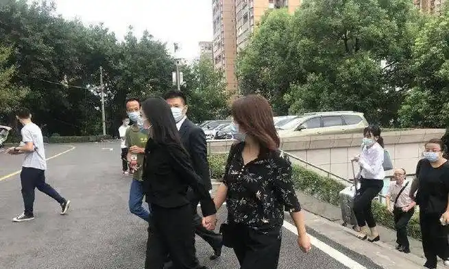 原创谭松韵出席妈妈被撞案庭审,一身黑衣表情严肃,获经纪人牵手打气