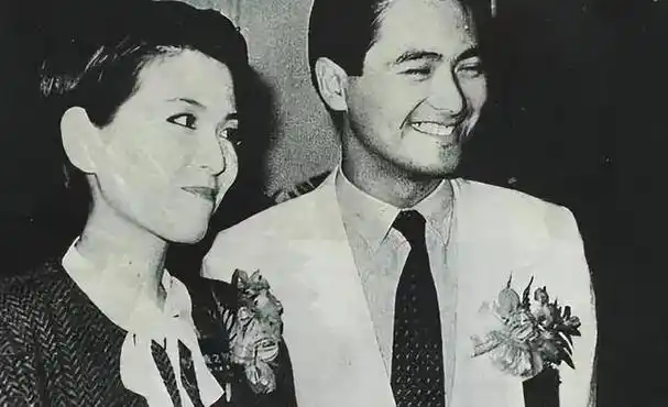 她的第一任女友叫做缪赛人,两人因戏生情,没过几天就深陷其中无法自拔