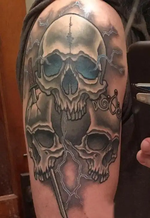 男生手臂上黑灰素描点刺技巧创意恐怖骷髅纹身图案