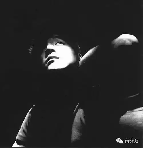 王菲穿几万元的衣服,窦唯吃9元的面.可是这怎么就潦倒了?