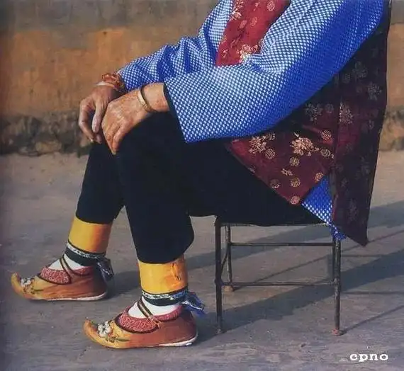 听堂哥说,七队族长小奶奶去世了,带着她那三寸金莲一起走了…… - 抖