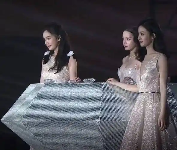 原创6张同框照见证杨幂奋斗史从小透明到一线顶流她靠的不是运气