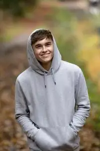 一个 atumn 的日子里独自行走的十几岁男孩照片