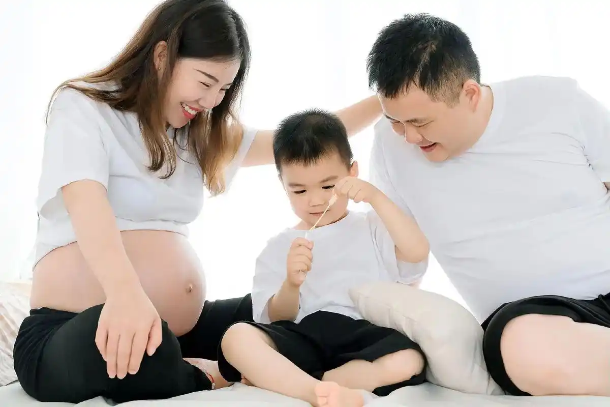 一组有爱又温馨的一家四口纪实孕妇照92.