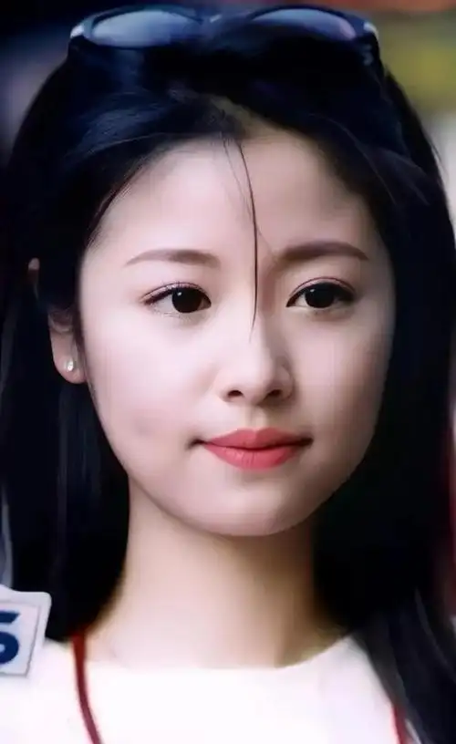 1993年,因为长相漂亮,17岁的林心如作为模特出道.