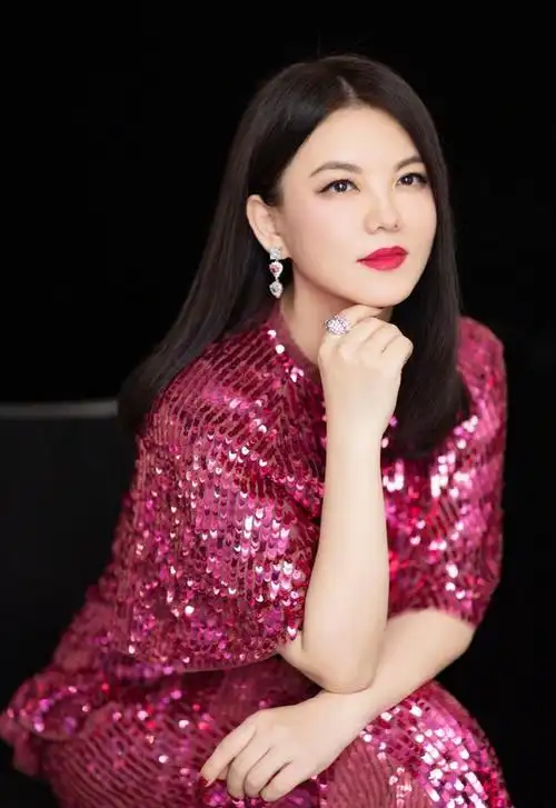 44岁李湘穿衣太随便,一身黑造型变五五分身材,西装也难掩水桶腰