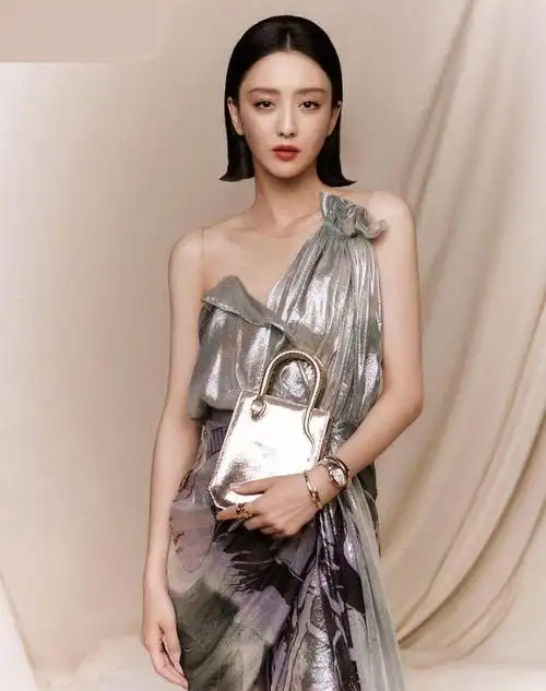 38岁佟丽娅越来越美了拍杂志大片香肩抢镜眉眼如画气质出众