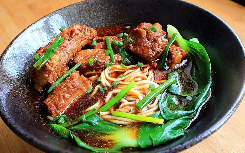 红烧排骨面排骨软烂脱骨面条劲道爽滑比面馆的还好吃