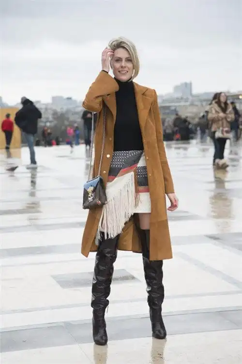 欧美街拍冬季女图片 有装饰存在感极强的外套搭配出大牌感.