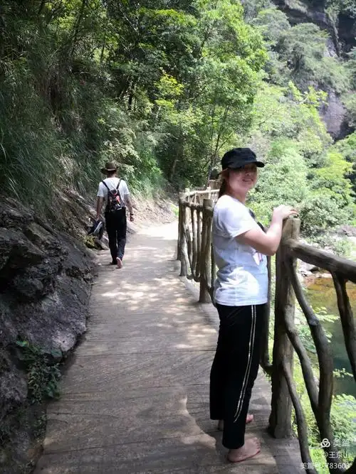 又来一位美女光脚爬山