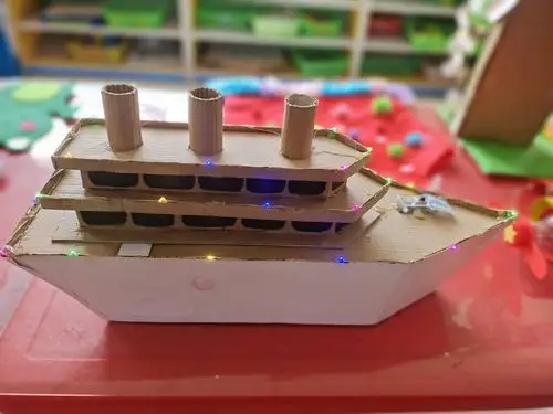 看看这高大上的纸壳轮船,还安装了七彩灯,到了晚上船上一定会金碧辉煌