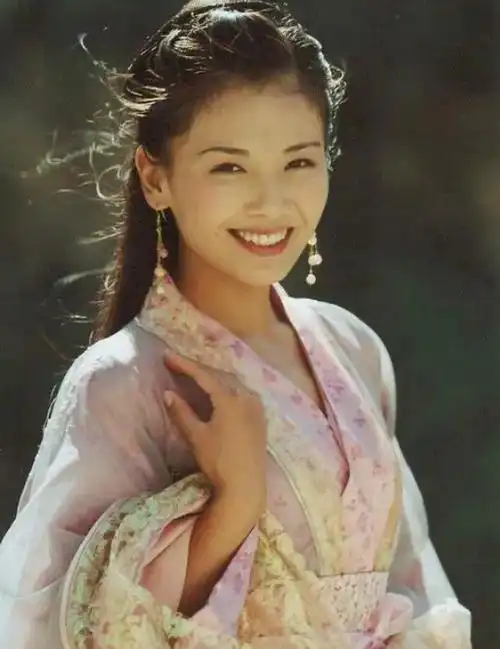 在出演《天龙八部》中的"阿朱"一角后,刘涛与男主角胡军之间的精彩