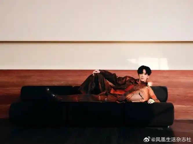 王赫野《凤凰生活》3月刊封面 复古时尚高级张力十足|凤凰生活|复古