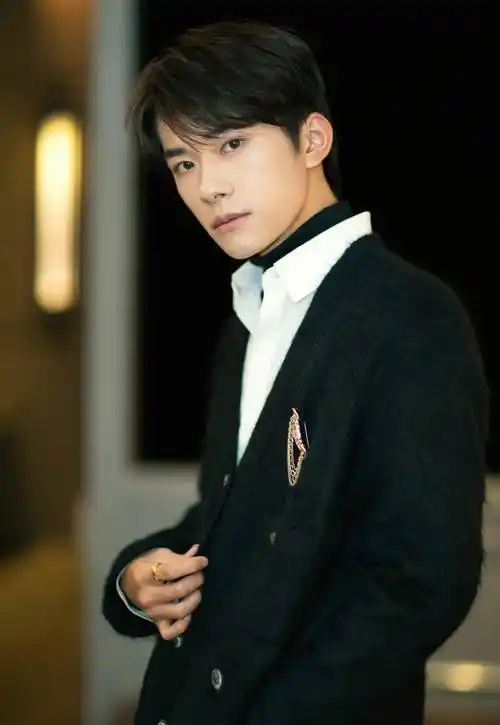 易烊千玺成名在望,实力收获成就与赞誉,少年初长成未来可期_外套_黑色