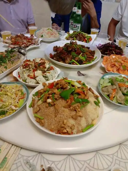 晚上舅妈邀请我到她家去吃饭.满满一桌子菜真香.